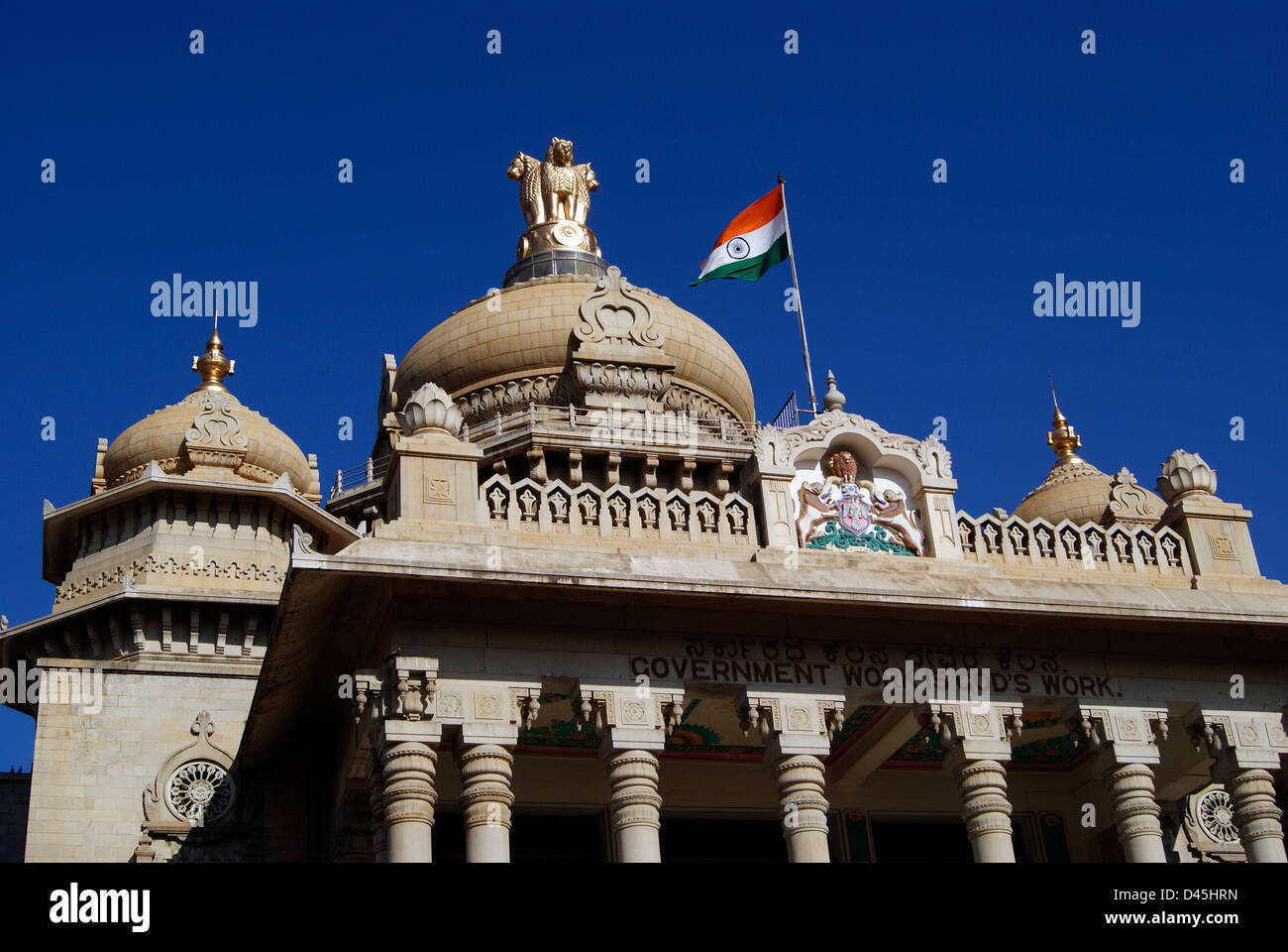 Emblème national et Drapeau national de l'Inde sur le haut de Vidhana Soudha édifice gouvernemental Bangalore Banque D'Images