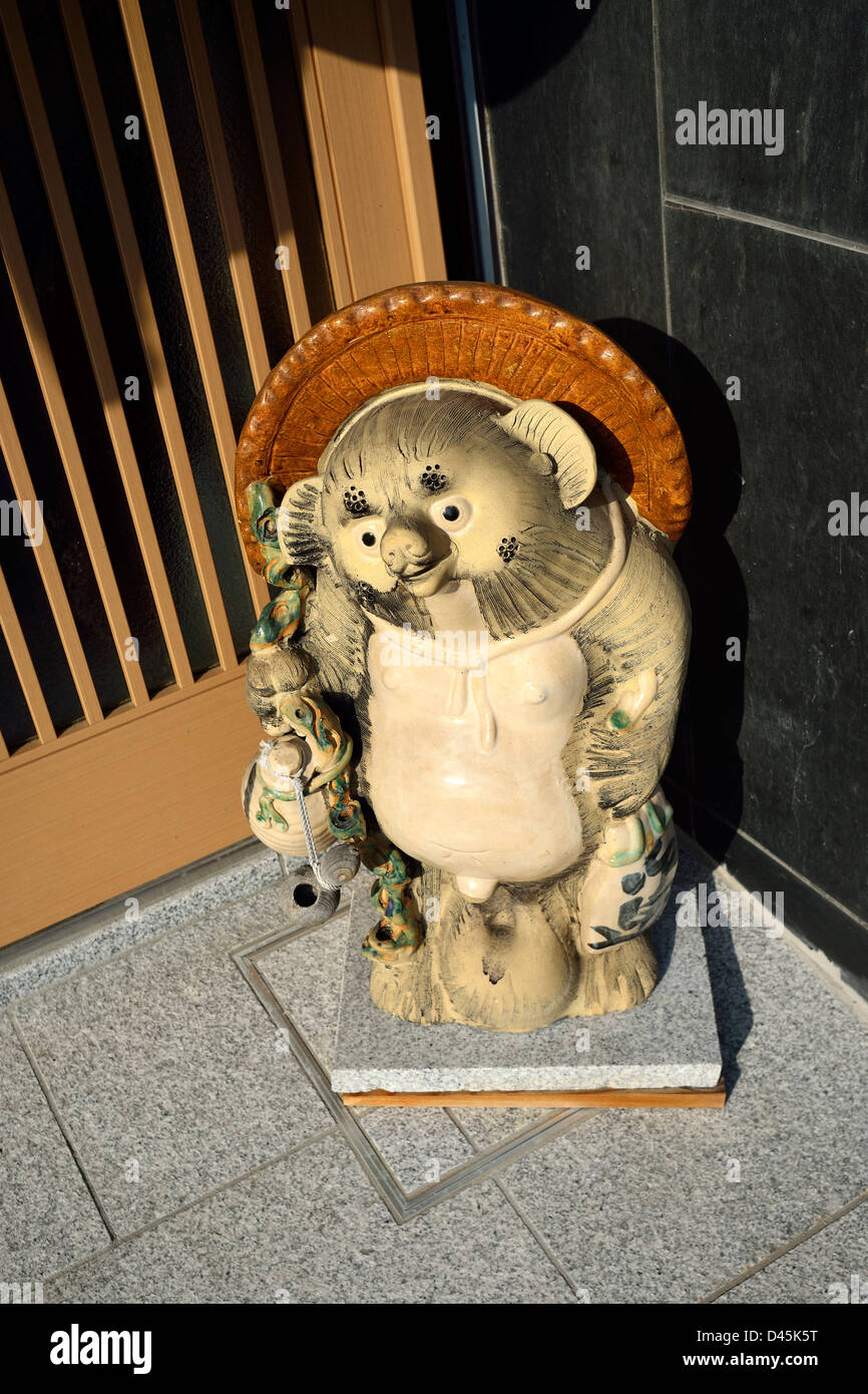 Statue de Tanuki en face d'une maison à Kyoto Banque D'Images