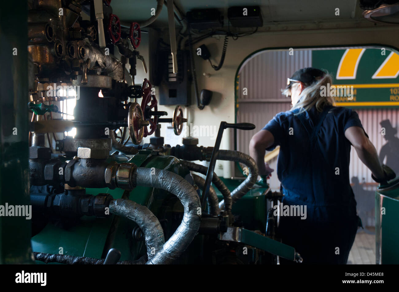 Ingénieur femme tend une machine à vapeur historique sur l'Abt Railway, Tasmanie, menacée de fermeture en 2013 Banque D'Images