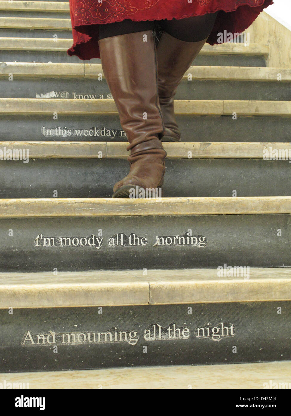 Femme sur l'escalier avec pour bien Banque D'Images