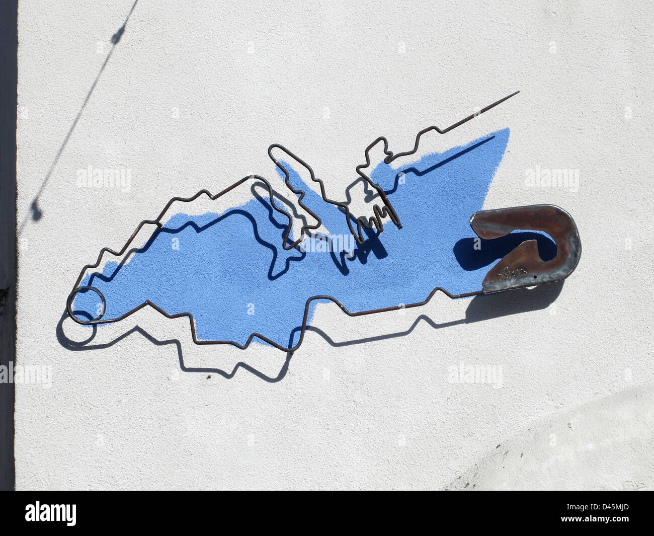 Carte de la Méditerranée avec une goupille de sécurité dans un mur de Wadi Nisnas, Haifa - Israël Banque D'Images