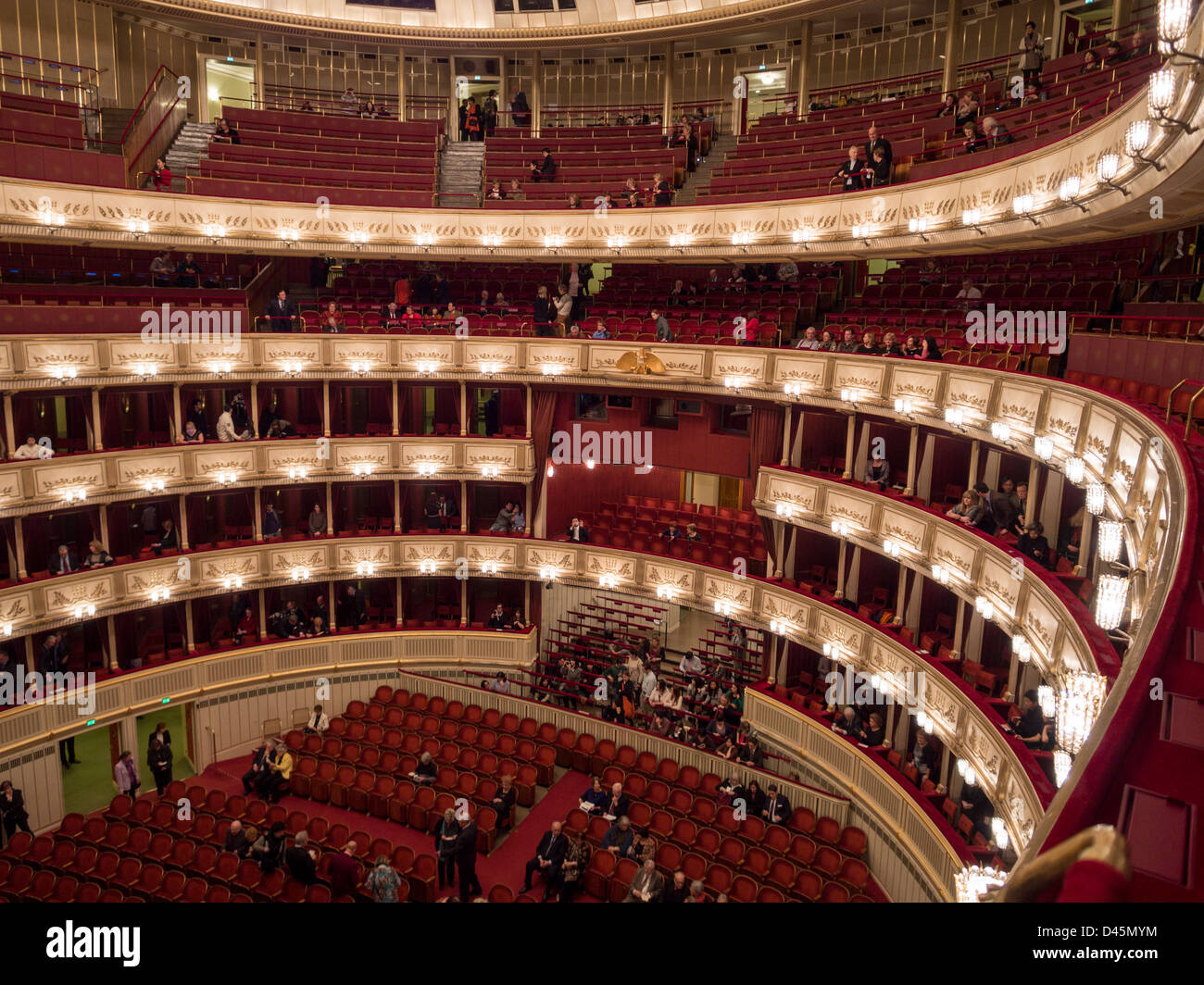 Les clients d'opéra se rassemblent pour une nuit à l'Opéra. La plupart des balcon rouge et même de l'article prix des places sont toujours vide Banque D'Images