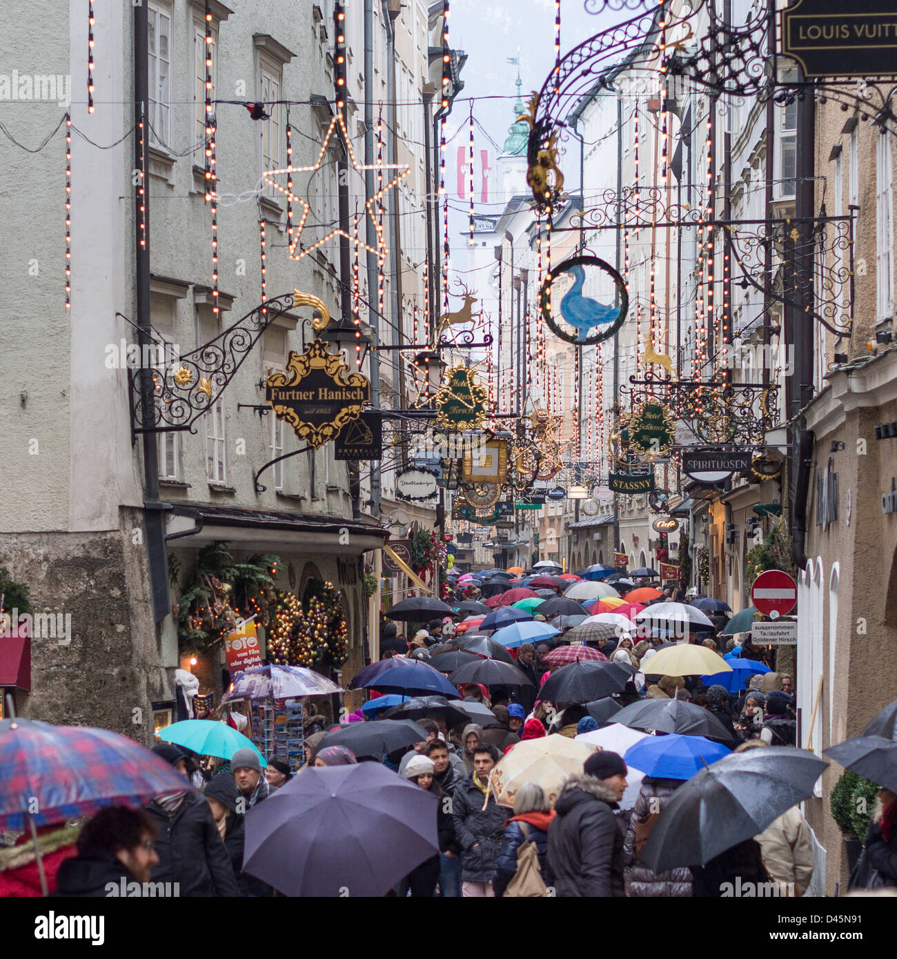 Getreidegasse Salzbourg sous la pluie. Une mer de parapluies remplit l'Satzburg rue touristique principale sur un samedi pluvieux. Banque D'Images