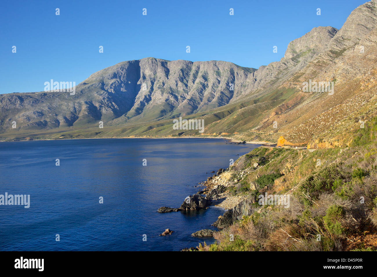 Une vue sur False Bay à partir de la Scenic Drive Clarence (la R44), entre Gordon's Bay et Rooiels dans le Western Cape, Afrique du Sud. Banque D'Images