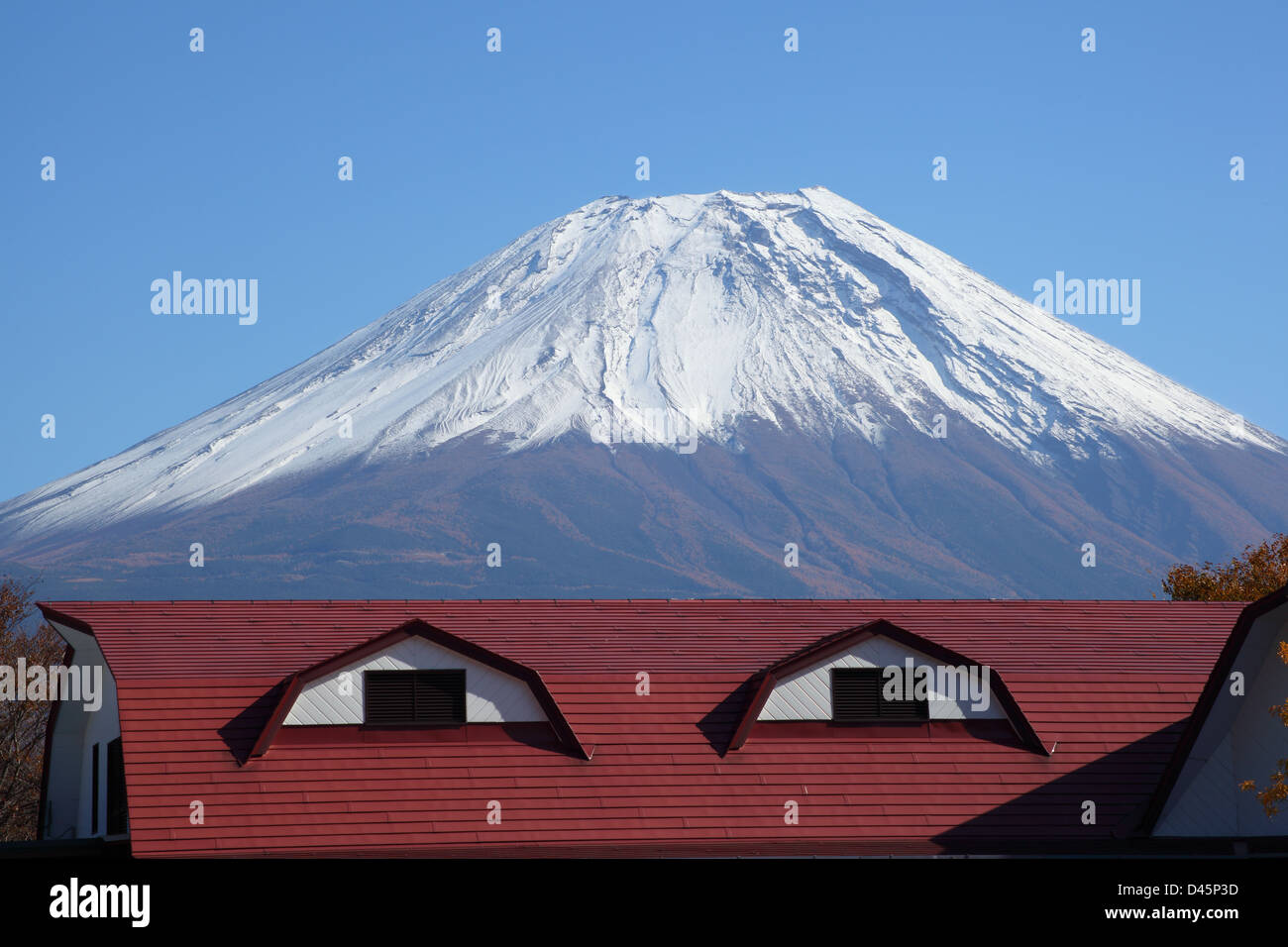 Le Mont Fuji et un toit ressemble à un visage Banque D'Images