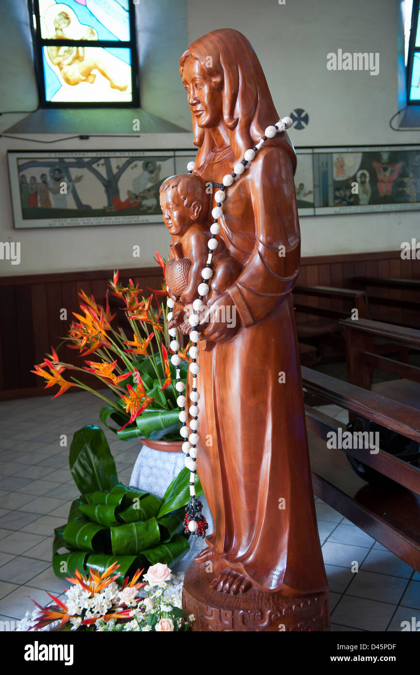 Statue en bois sculpté de la Vierge Marie et l'enfant Jésus, Notre Dame, Papeete Banque D'Images