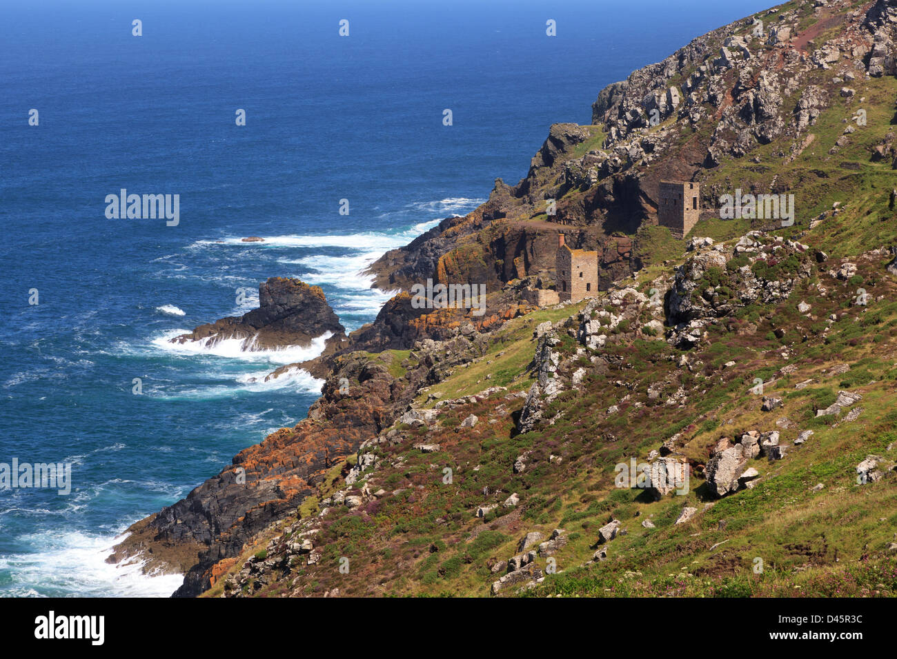 Les mines d'étain de la Couronne sur la côte de Cornouailles robuste à Botallack près de St Just à Cornwall en Angleterre. Banque D'Images
