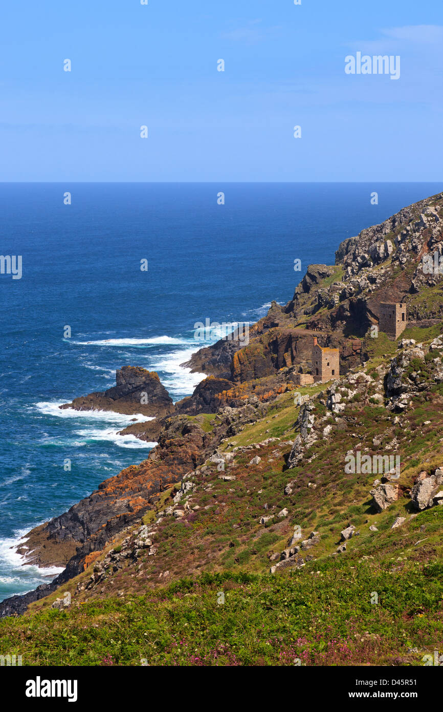 Les mines d'étain de la Couronne sur la côte de Cornouailles robuste à Botallack près de St Just à Cornwall en Angleterre. Banque D'Images