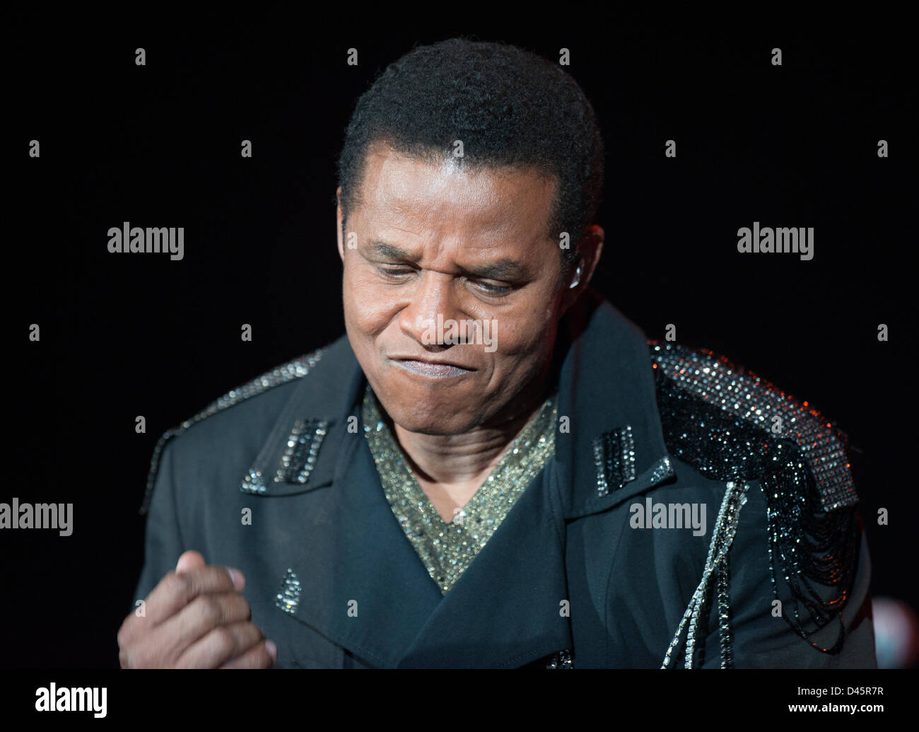 Munich, Allemagne. 5 mars, 2013. Jackie Jackson de l'US groupe 'Les Jackson" joue sur la scène à l'Olympiahalle de Munich, Allemagne, 05 mars 2013. Ils ont interprété des chansons de la légendaire Jackson 5. Photo : Marc Mueller/dpa/Alamy Live News Banque D'Images