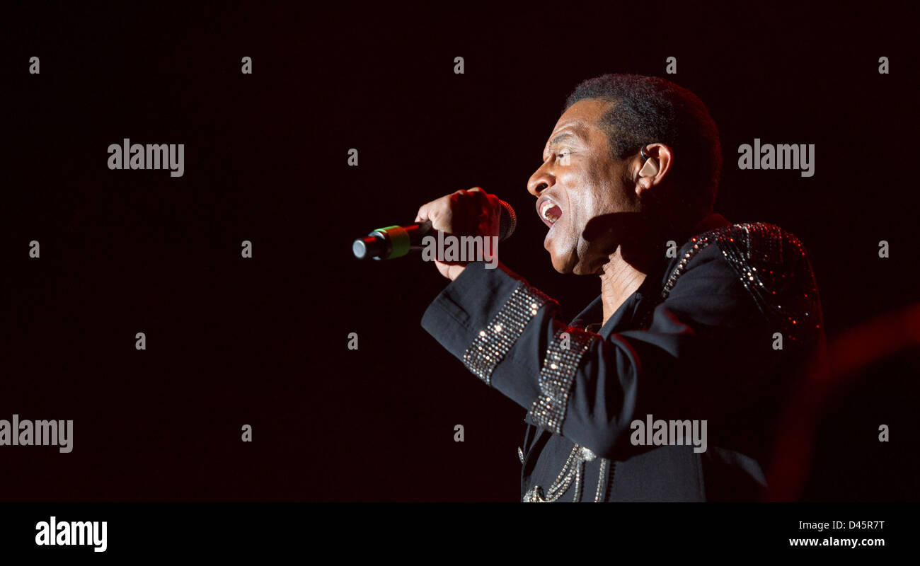 Munich, Allemagne. 5 mars, 2013. Jackie Jackson de l'US groupe 'Les Jackson" joue sur la scène à l'Olympiahalle de Munich, Allemagne, 05 mars 2013. Ils ont interprété des chansons de la légendaire Jackson 5. Photo : Marc Mueller/dpa/Alamy Live News Banque D'Images