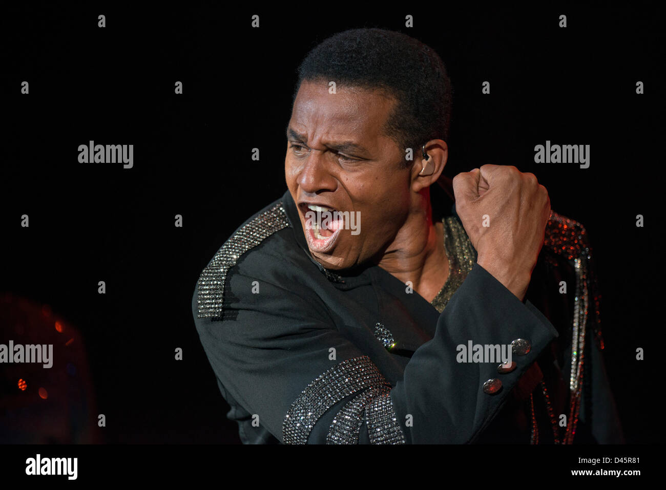 Munich, Allemagne. 5 mars, 2013. Jackie Jackson de l'US groupe 'Les Jackson" joue sur la scène à l'Olympiahalle de Munich, Allemagne, 05 mars 2013. Ils ont interprété des chansons de la légendaire Jackson 5. Photo : Marc Mueller/dpa/Alamy Live News Banque D'Images