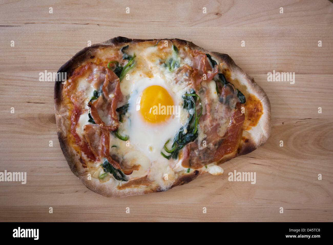 Pizzeta à croûte mince avec des œufs, prosciutto, mozzeralla, et la sauce Banque D'Images