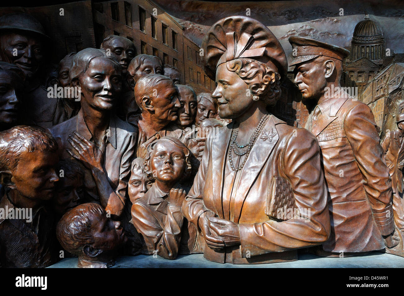 Londres, Angleterre, Royaume-Uni. Philip Jackson Memorial (2009) ; à la reine Elizabeth la reine mère, dans le centre commercial. Les familles en visite dans la région de WW2 Banque D'Images