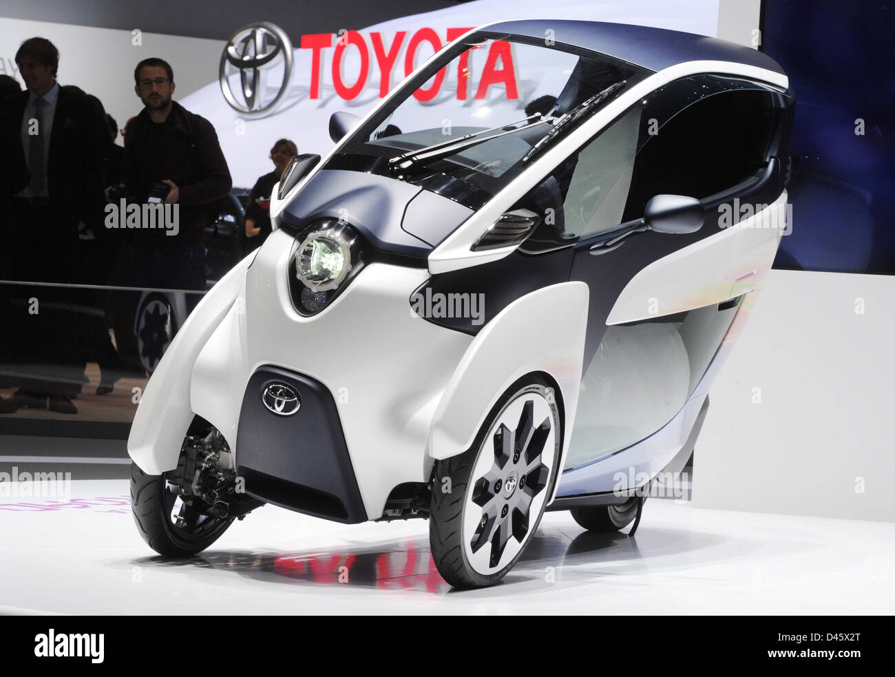 Genève, Suisse. 6 mars, 2013. Une Toyota i-Road est présenté au Toyota stand lors de la 38e de l'Automobile de Genève à Palexpo à Genève, Suisse, 06 mars 2013. Photo : ULI DECK/dpa/Alamy Live News Banque D'Images