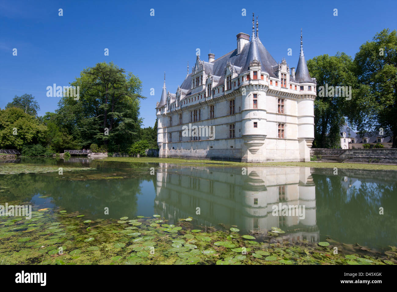 La façade du château d'Azay-le-Rideau reflétée dans le fossé rempli de Lily qui l'entoure. Banque D'Images