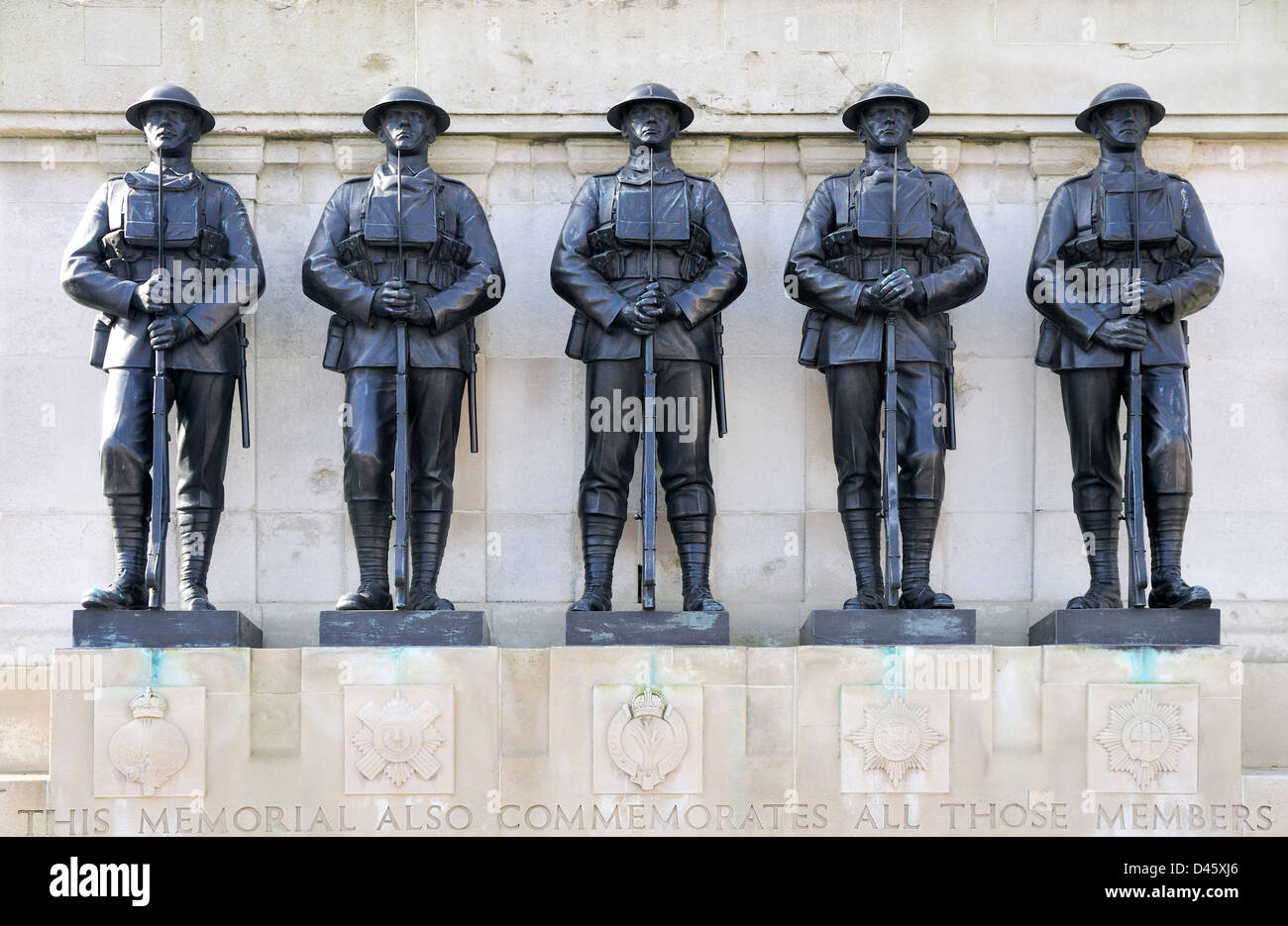 Londres, Angleterre, Royaume-Uni. Les Gardes Memorial divisionnaire (Harold Charlton Bradshaw / Gilbert Ledward ; 1926) en Horse Guards Parade. Banque D'Images