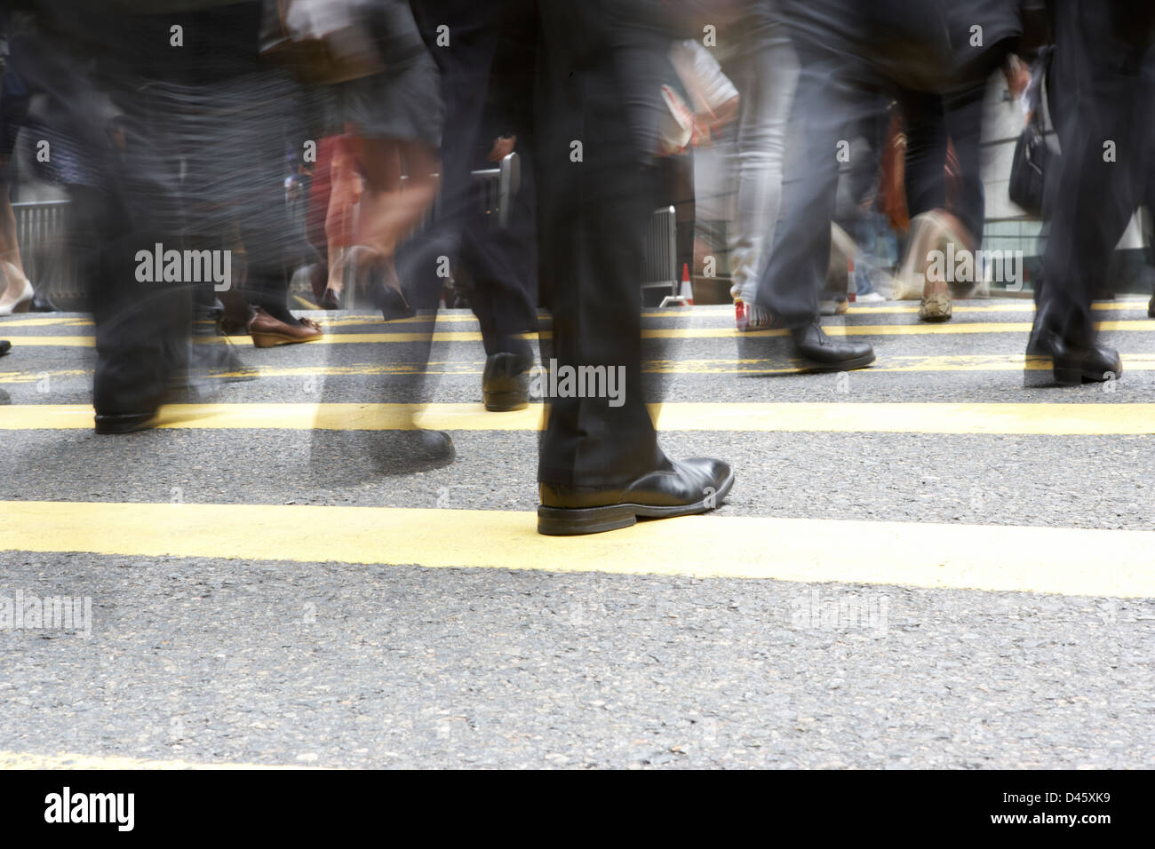 Close Up de navetteurs traversant pieds occupé Hong Kong Street Banque D'Images