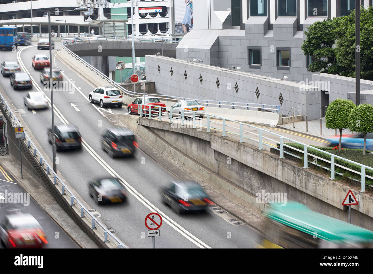 Le trafic le long de la rue animée Hong Kong Banque D'Images