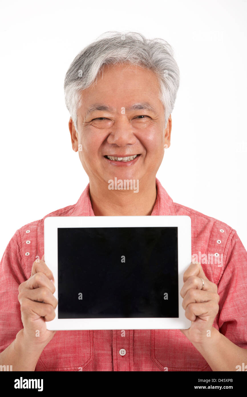 Studio Shot of Chinese Senior Man Holding Digital Tablet Banque D'Images