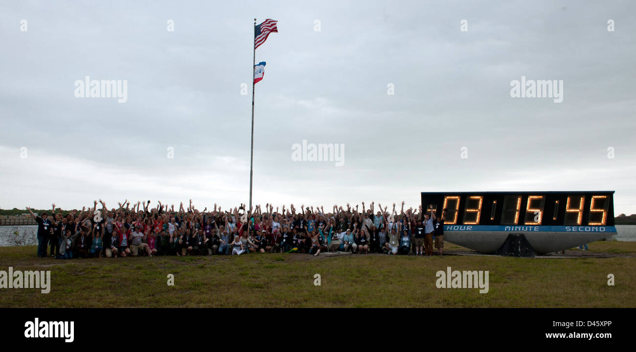 L'événement STS-134 Tweetup organisé à Cape Canaveral a permis à la NASA de couvrir en direct le lancement, ce qui a suscité l'intérêt des utilisateurs des médias sociaux et des passionnés de l'espace en ligne. L’événement a permis de mettre en valeur l’horloge de lancement et a permis au public d’interagir avec des professionnels de l’espace. Banque D'Images