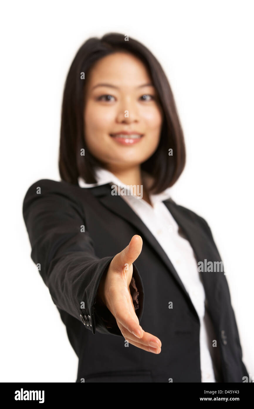 Studio Portrait of young woman Reaching Out pour serrer la main Banque D'Images