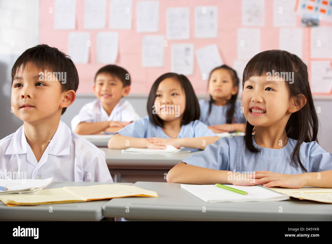 Groupe d'étudiants travaillant à un bureau en classe de l'école chinoise Banque D'Images