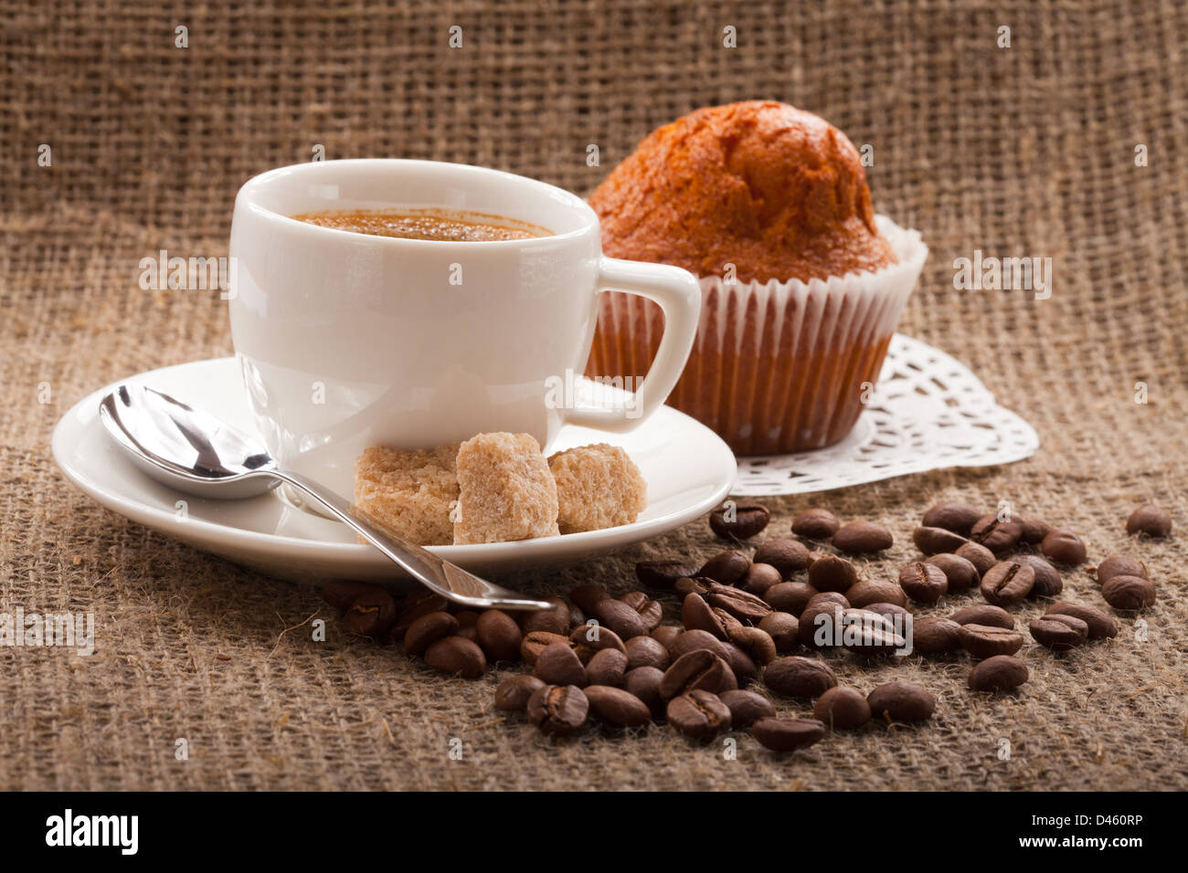 Tasse de café, des grains sur fond de toile Banque D'Images