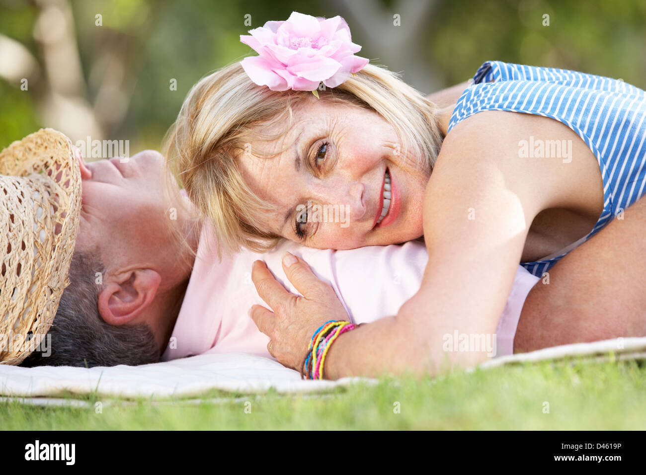Senior Couple Relaxing In Jardin d'été Banque D'Images