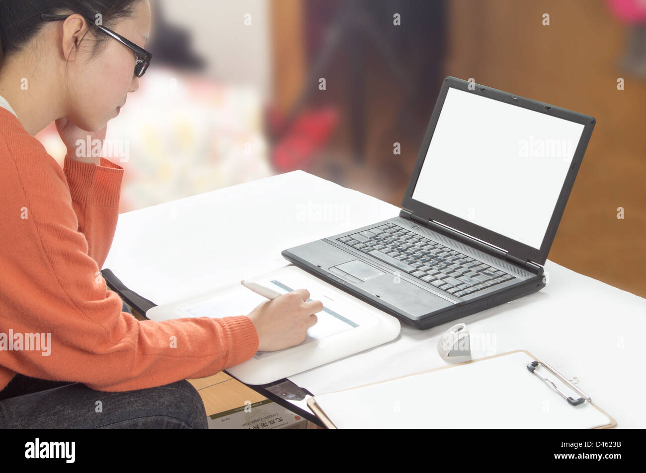 Graphiste femme travaillant dans un bureau à l'aide de stylo de la tablette. Banque D'Images