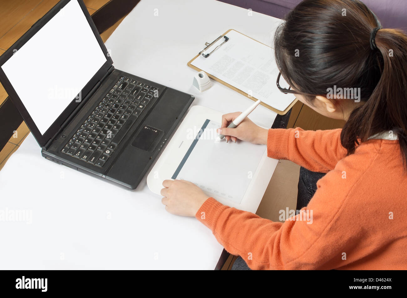 Graphiste femme travaillant dans un bureau à l'aide de stylo de la tablette. Banque D'Images