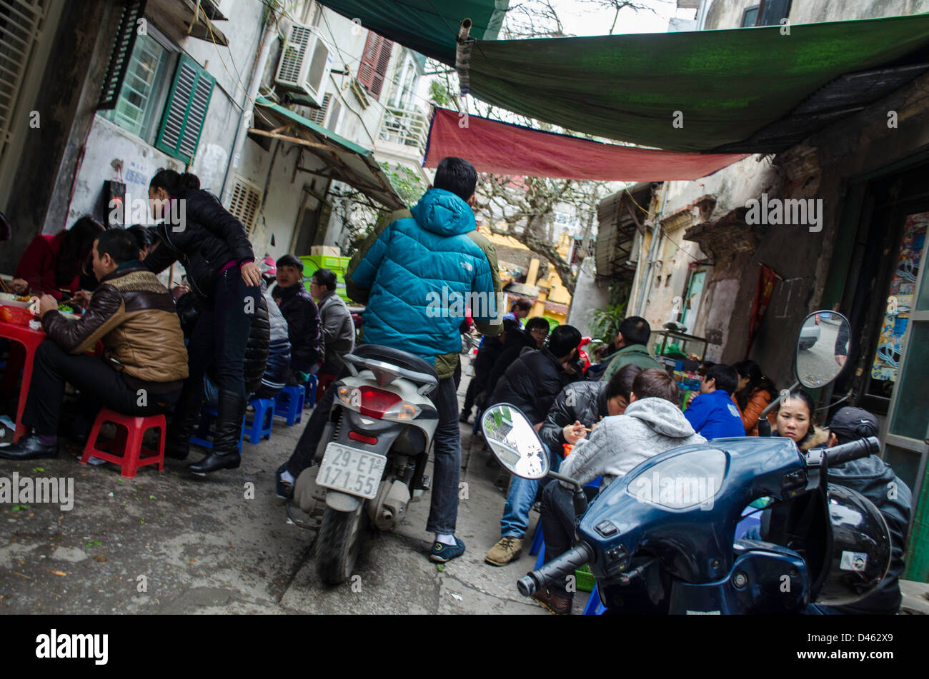 Rue bondée avec moto dans Hanoi Banque D'Images