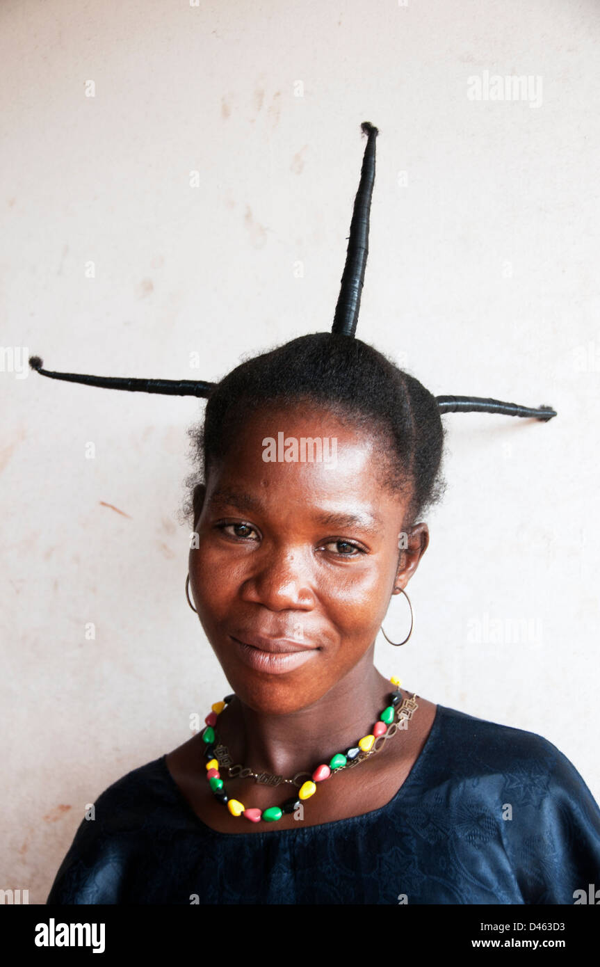 République centrafricaine. Août 2012. Batalimo pour réfugiés congolais. Une mère avec spoutnik tresses dans ses cheveux Banque D'Images