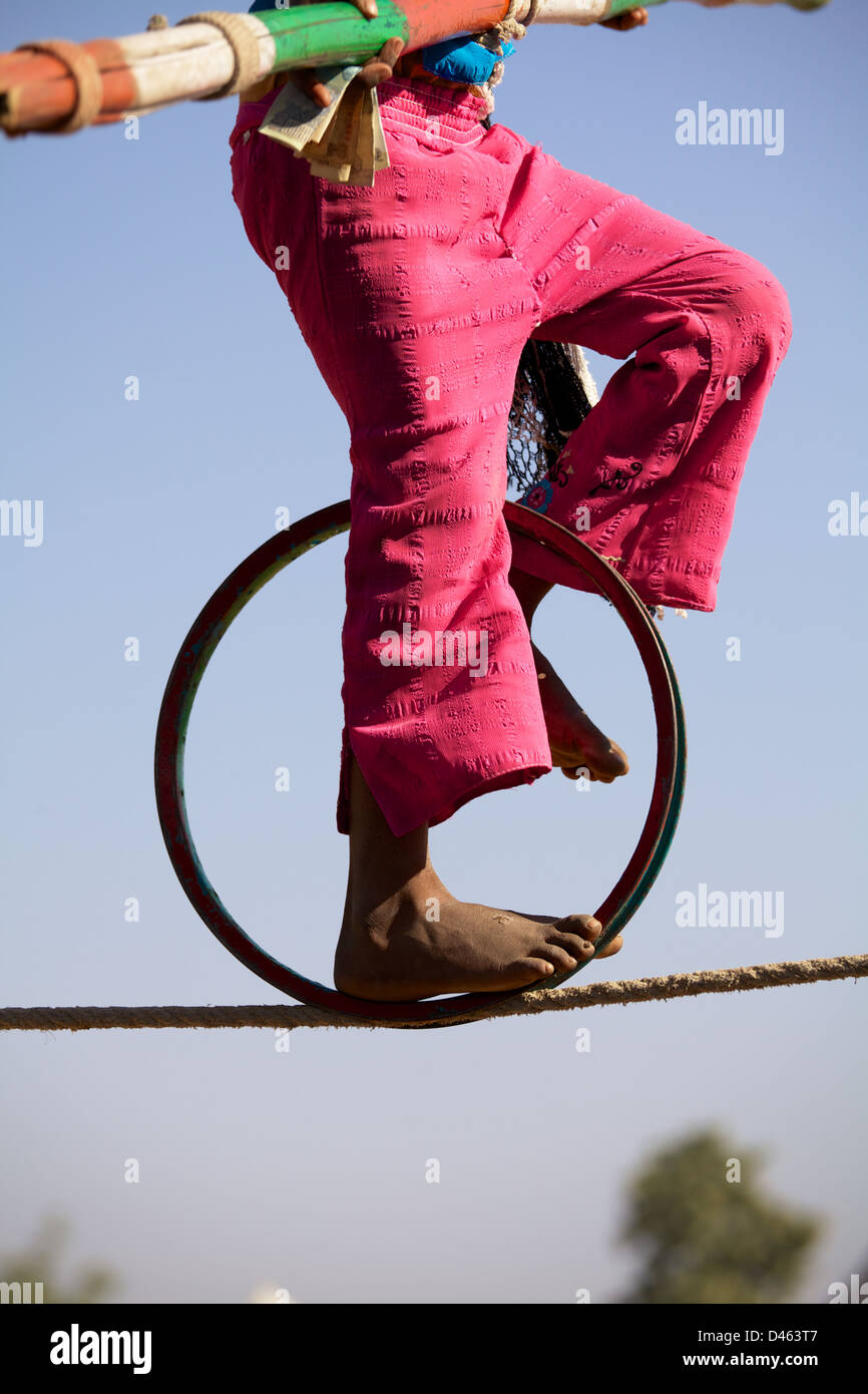 Une jeune fille se solde sur une corde à Pushkar, Inde Banque D'Images
