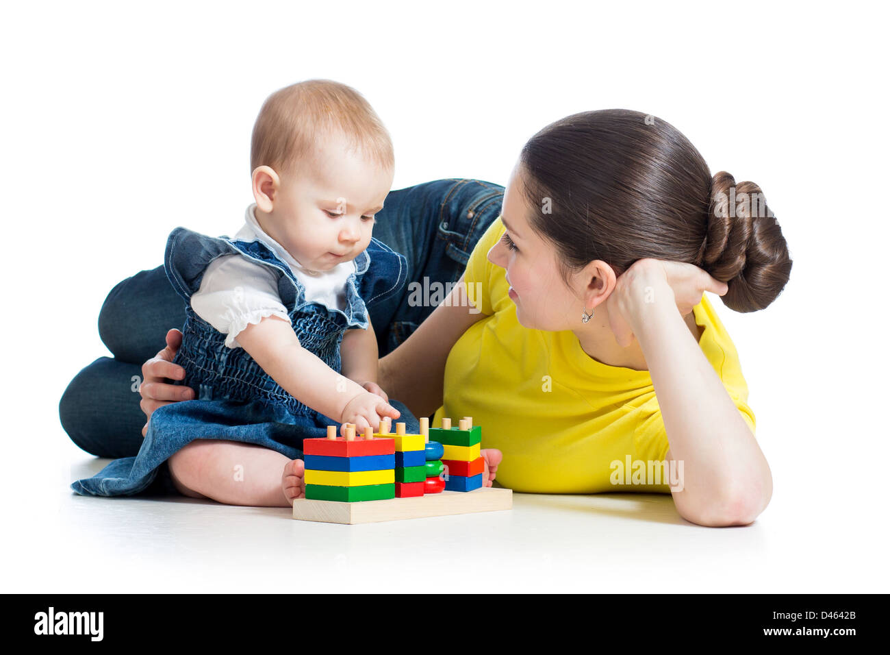 La mère et l'enfant jouant avec des blocs de construction toy isolated on white Banque D'Images
