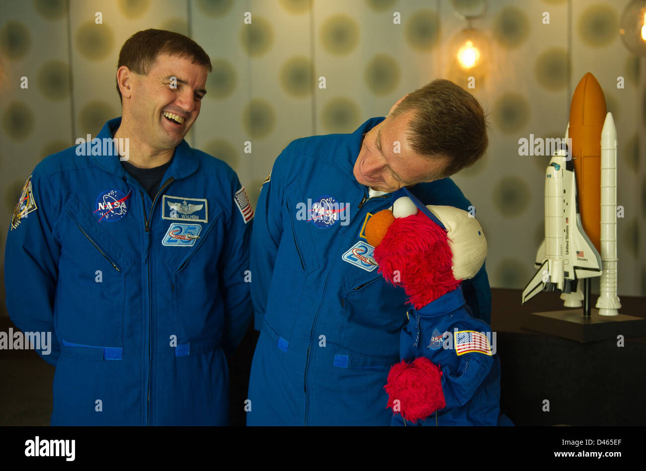 Les astronautes de la NASA Chris Ferguson, Rex Walheim et Paul Alers visitent New York après le vol STS-135, la dernière mission de la navette spatiale. L'événement a comporté une collaboration sur la rue sésame, mettant en valeur le rayonnement éducatif de la NASA. Banque D'Images