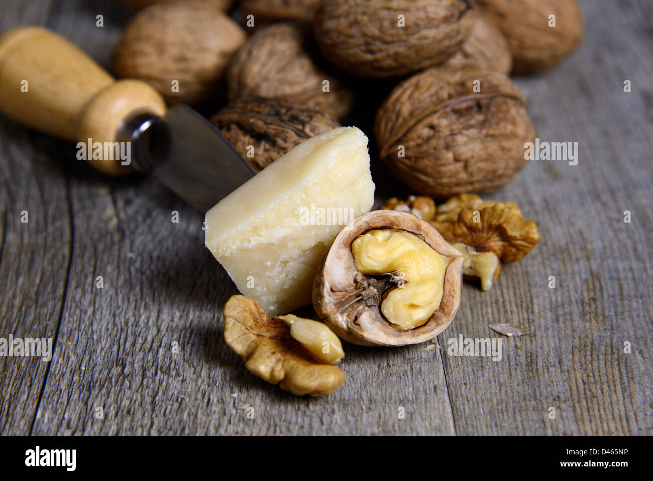 Poire et de l'écrou sur la table en bois Banque D'Images