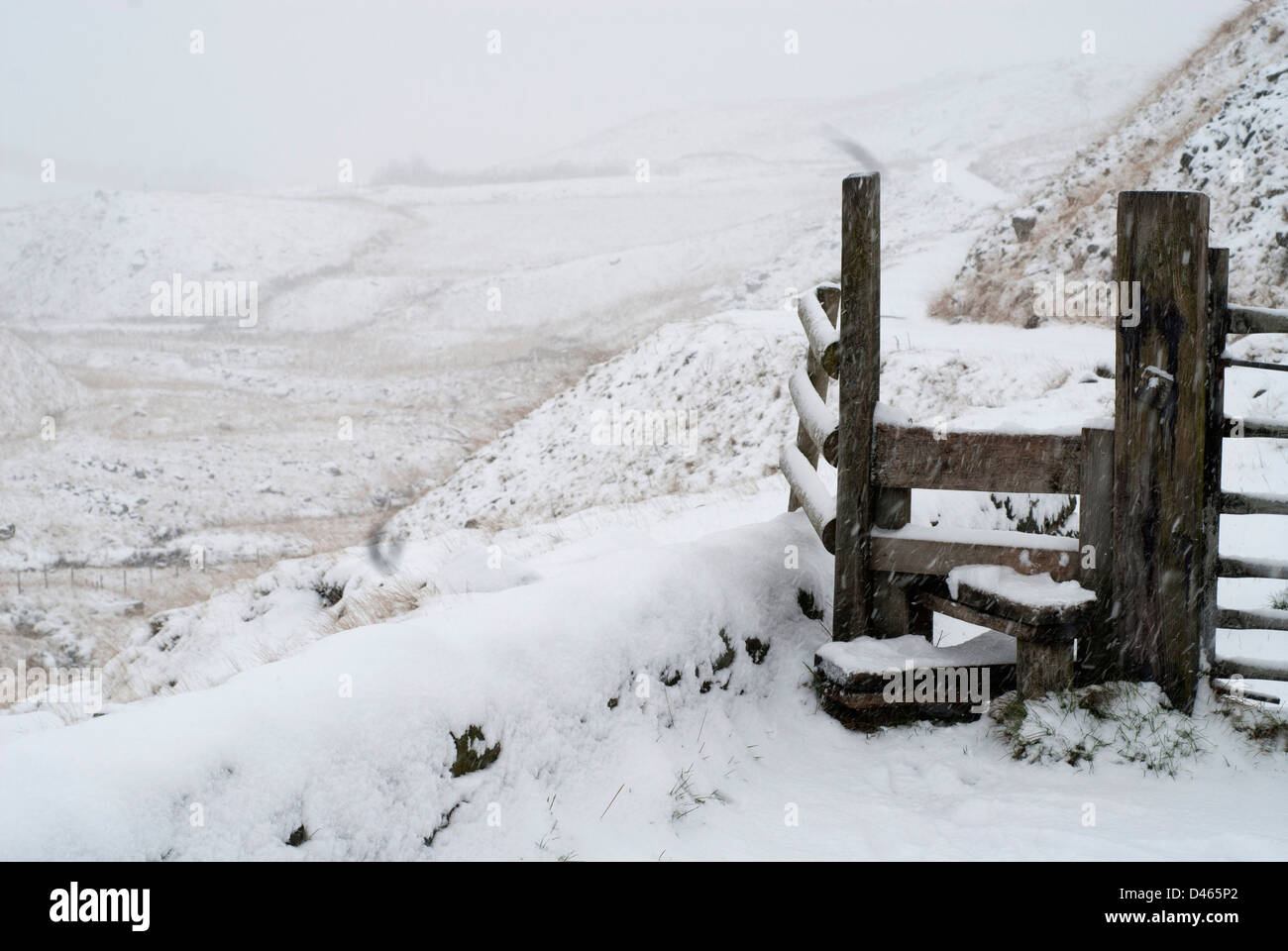 La neige, le froid, la marche, de sauvetage, de se perdre, de recherche et de sauvetage, police, route Trans Pennines vieux cheval Banque D'Images