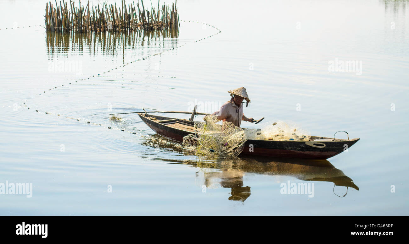 La pêche d'eau douce avec le filet d'un bateau à Hoi An Vietnam Banque D'Images