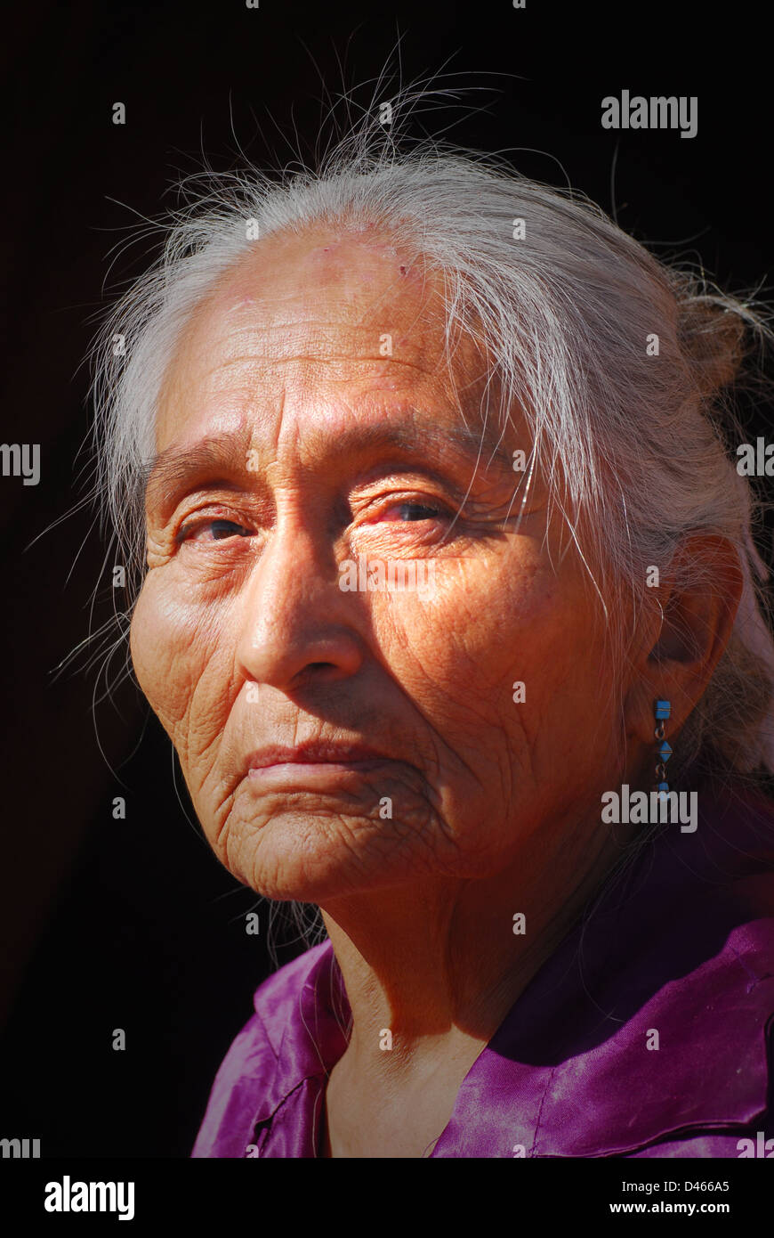 Personnes âgées femme Navajo avec lumière brillant sur son visage Banque D'Images