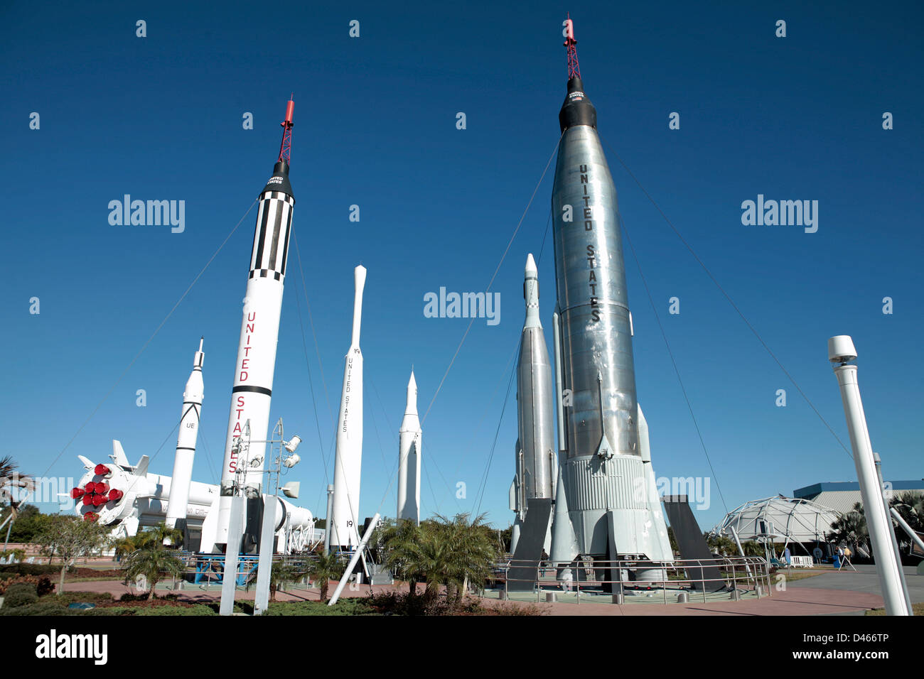Des roquettes sur l'affichage au centre spatial Kennedy, à Cap Canaveral, Floride Banque D'Images