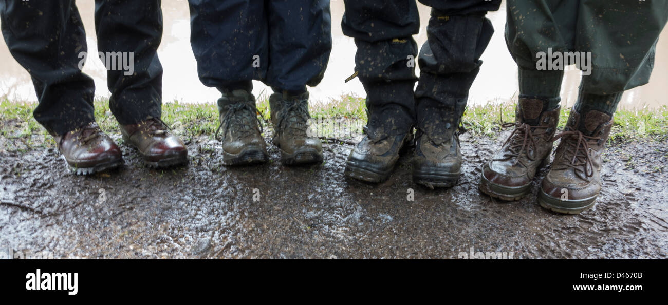 Les marcheurs montrer leurs bottes boueuses sur un sentier. Banque D'Images