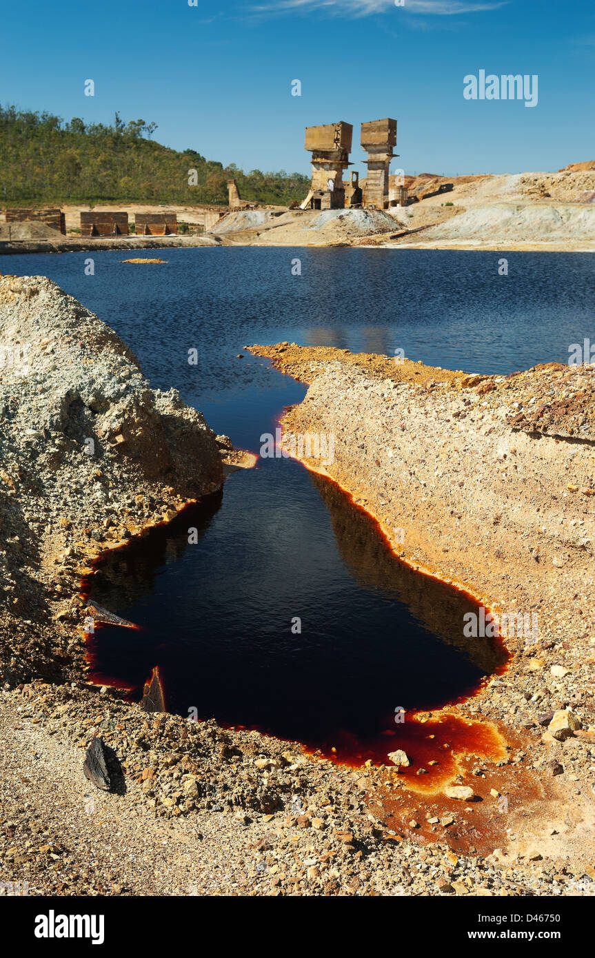 L'étang de l'eau acide dans le São Domingos Mine, une mine à ciel ouvert en Mertola, Alentejo, Portugal. Banque D'Images