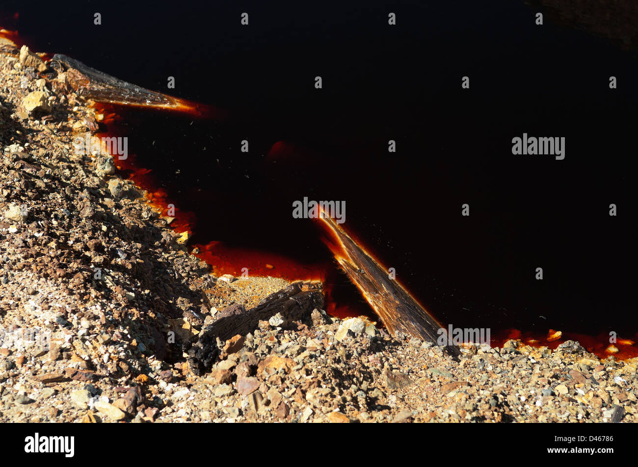 Détail d'un étang d'eau acide dans le São Domingos Mine, une mine à ciel ouvert en Mertola, Alentejo, Portugal. Banque D'Images