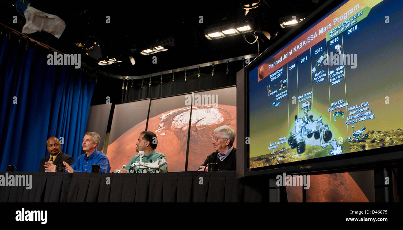 La NASA a tenu un briefing sur la mission mars Science Laboratory, qui comprenait le rover Curiosity. Cette mission se concentrait sur l'exploration de la surface martienne, l'étude de sa géologie et la recherche de signes de vie passée. Banque D'Images