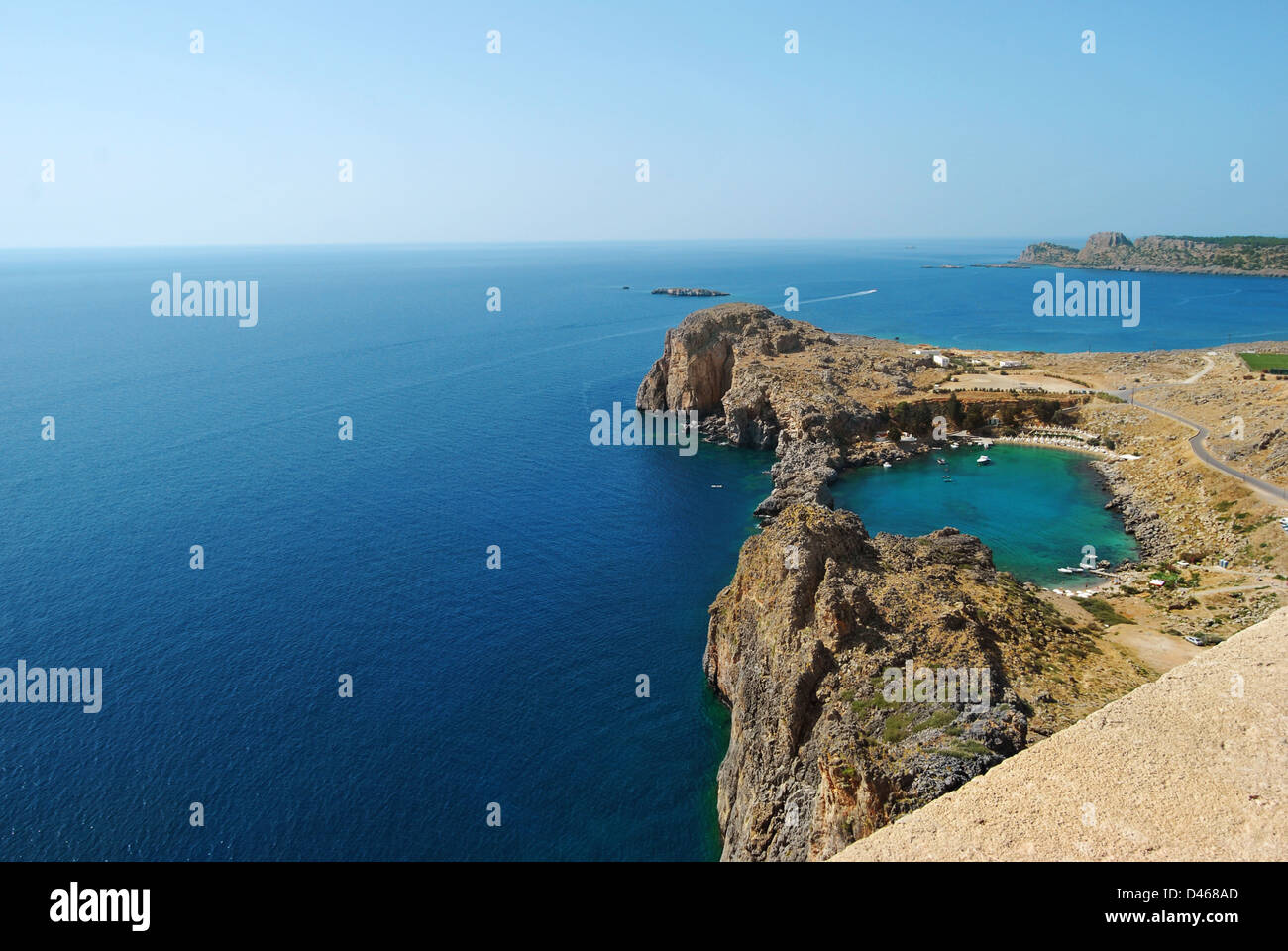 Vue pittoresque de Lindos St.Pauls Bay de l'Acropolis, Rhodes, Greese Banque D'Images