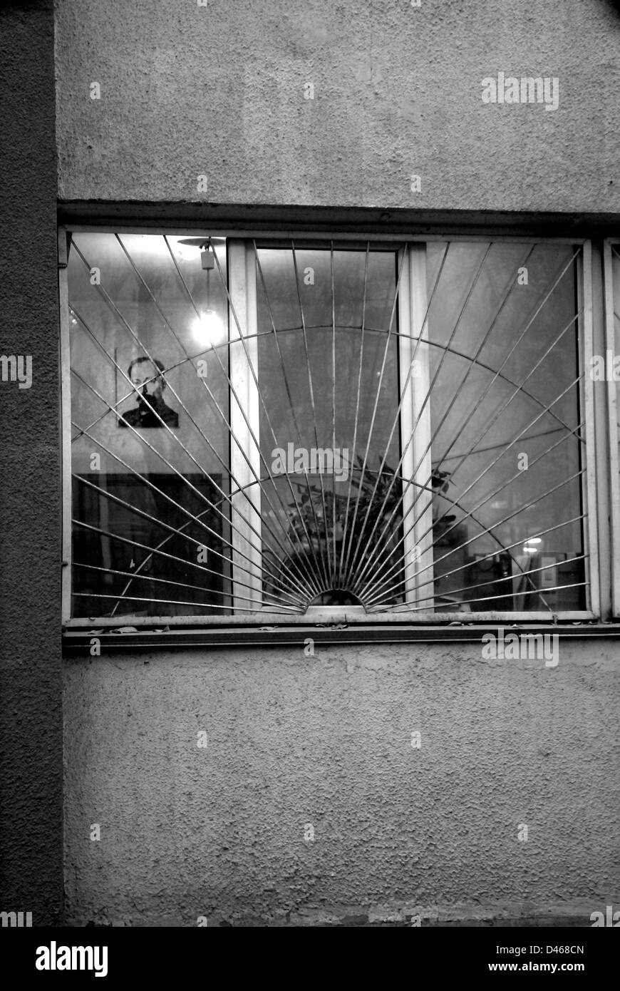 L'extérieur du bureau soviétique délabré de sécurité avec grill, Almaty, Kazakhstan Banque D'Images