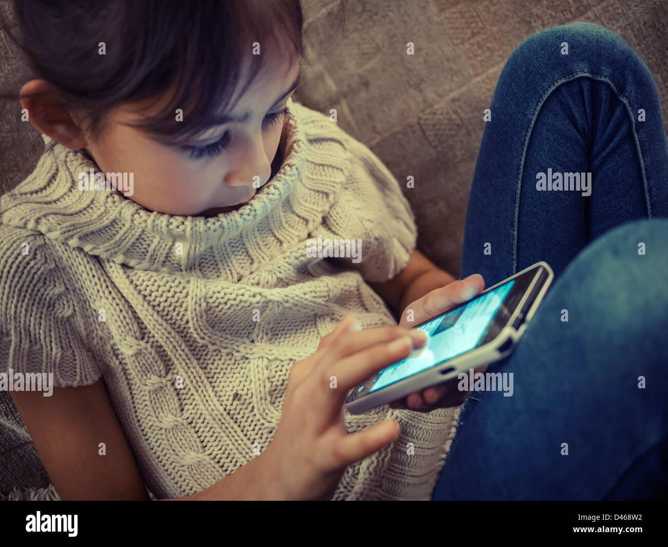 Girl using smartphone Banque D'Images
