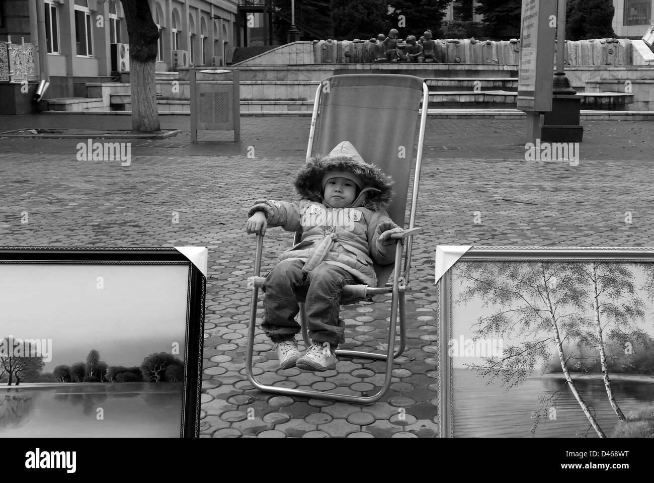 Enfant à l'art après décrochage, parc Panfilov, Almaty, Kazakhstan Banque D'Images