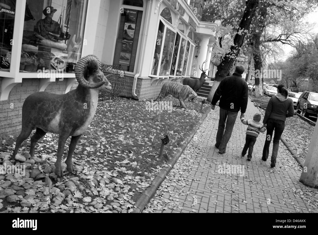 Passant de la famille boutique de chasse, Almaty, Kazakhstan Banque D'Images