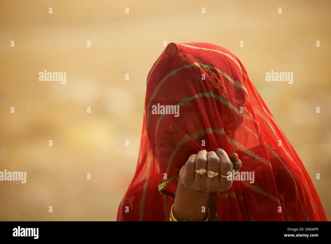 Une jeune femme indienne à la périphérie de Bikaner Rajasthan en Inde du nord. shields son visage du vent du désert et le soleil chaud Banque D'Images